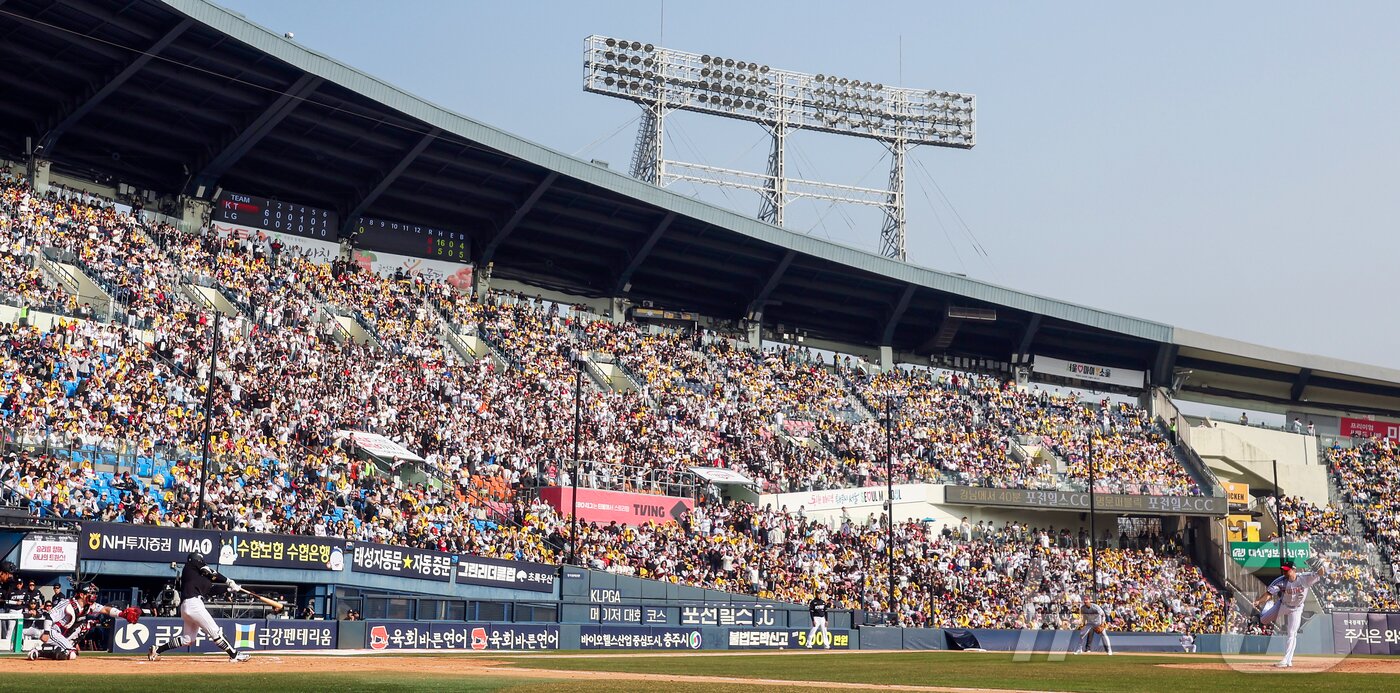 본문 이미지 - 28일 서울 송파구 잠실야구장에서 열린 '2026 신한 SOL KBO리그' 공식 개막전 KT 위즈와 LG 트윈스의 경기를 찾은 3루 KT 응원단이 열정적인 응원을 펼치고 있다. 2026.3.28 ⓒ 뉴스1 김진환 기자