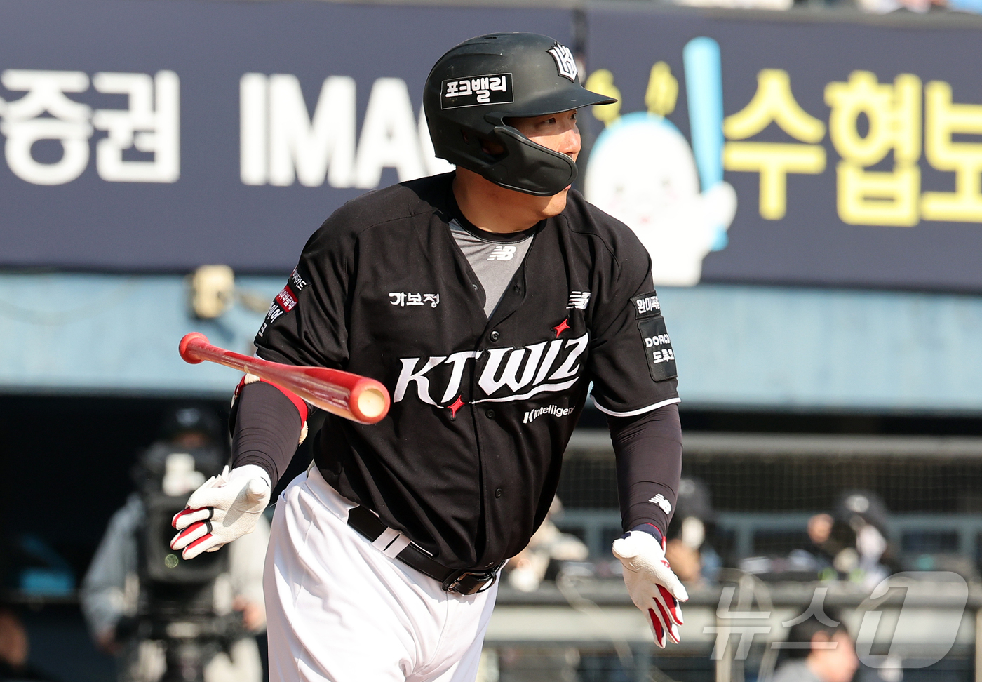 (서울=뉴스1) 김진환 기자 = 28일 서울 송파구 잠실야구장에서 열린 '2026 신한 SOL KBO리그' 공식 개막전 KT 위즈와 LG 트윈스의 경기, KT 김현수가 7회초 1사 …