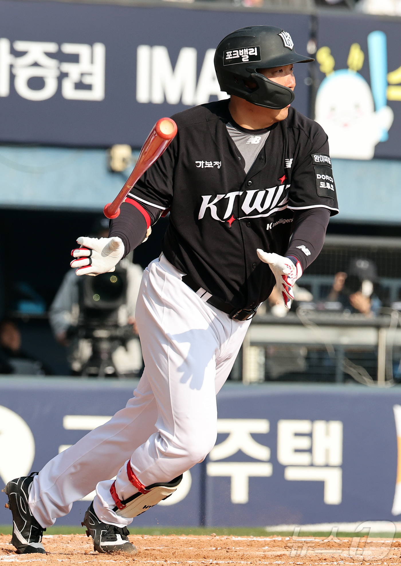 (서울=뉴스1) 김진환 기자 = 28일 서울 송파구 잠실야구장에서 열린 '2026 신한 SOL KBO리그' 공식 개막전 KT 위즈와 LG 트윈스의 경기, KT 김현수가 7회초 1사 …