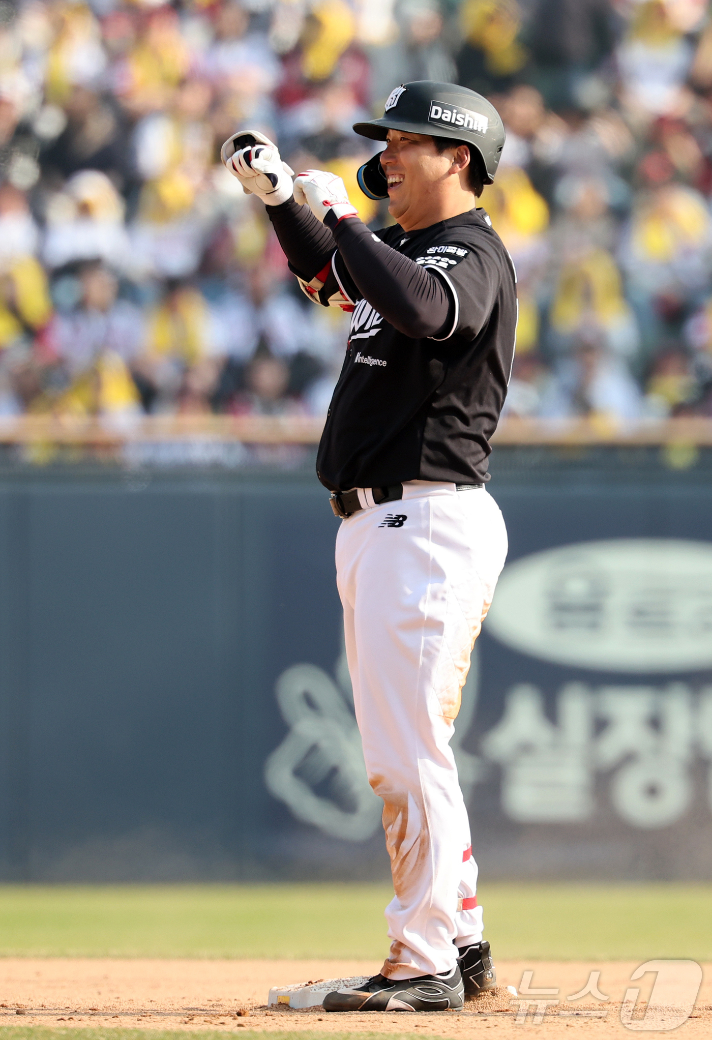 (서울=뉴스1) 김진환 기자 = 28일 서울 송파구 잠실야구장에서 열린 '2026 신한 SOL KBO리그' 공식 개막전 KT 위즈와 LG 트윈스의 경기, KT 김현수가 7회초 1사 …