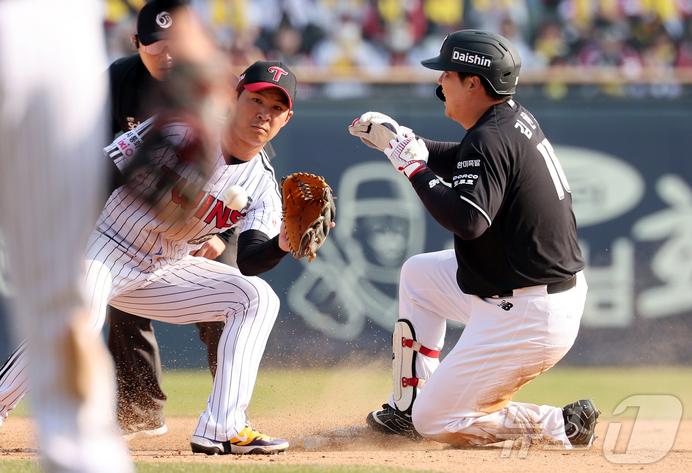 (서울=뉴스1) 김진환 기자 = 28일 서울 송파구 잠실야구장에서 열린 '2026 신한 SOL KBO리그' 공식 개막전 KT 위즈와 LG 트윈스의 경기, KT 김현수가 7회초 1사 …