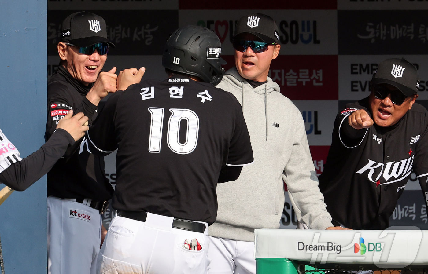 (서울=뉴스1) 김진환 기자 = 28일 서울 송파구 잠실야구장에서 열린 '2026 신한 SOL KBO리그' 공식 개막전 KT 위즈와 LG 트윈스의 경기, KT 이강철 감독이 7회초 …