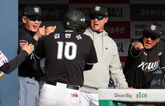 '개막전 승리' 이강철 KT 감독 "상하위 타선 골고루 집중력 발휘"