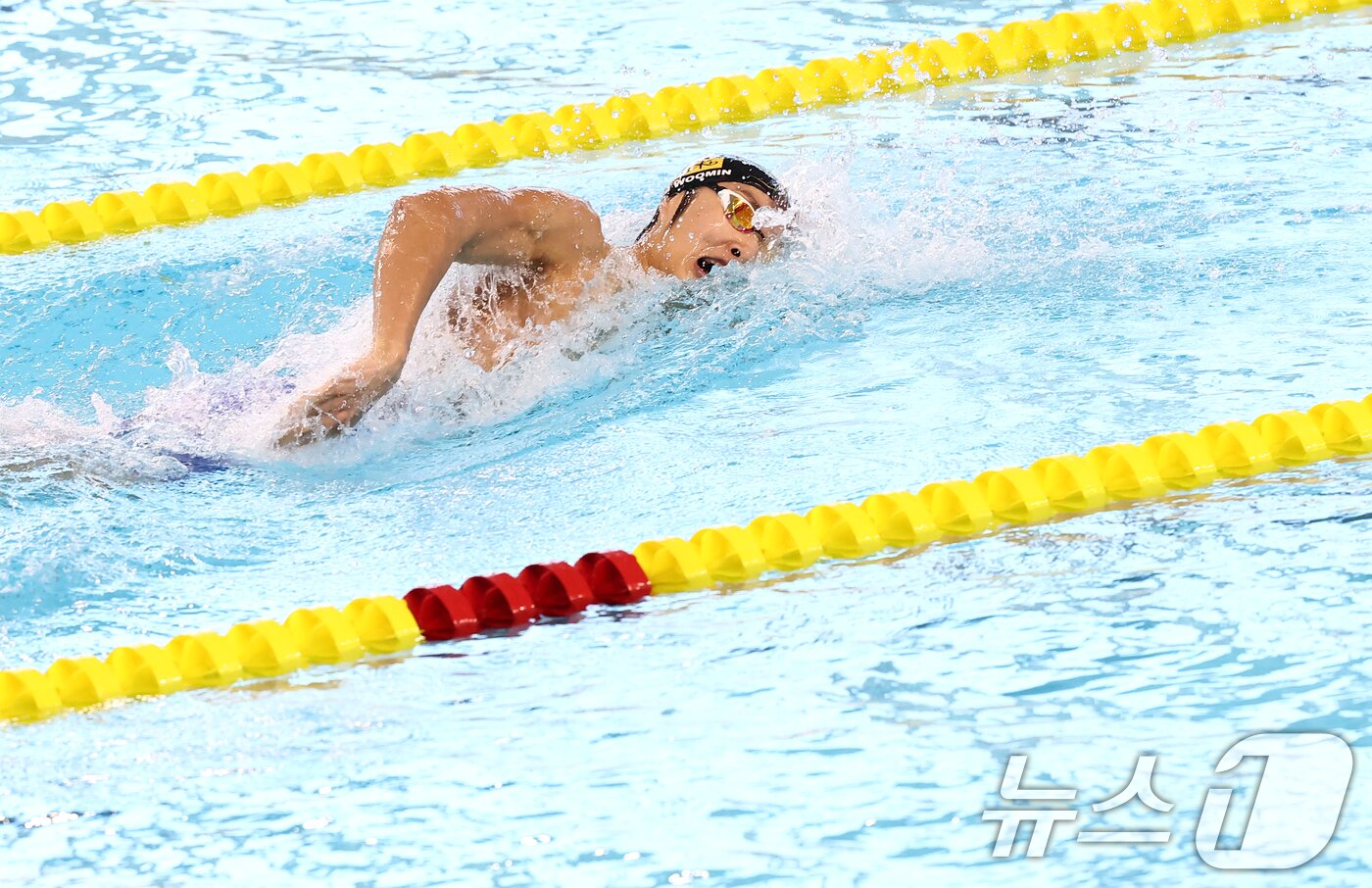 본문 이미지 - 강원도청 김우민이 28일 오후 경북 김천실내수영장에서 열린 2026 KB금융 코리아 스위밍 챔피언십 경영 국가대표 선발대회 남자 자유형 400ｍ 결승에서 역영하고 있다. 2026.3.28 ⓒ 뉴스1 김민지 기자