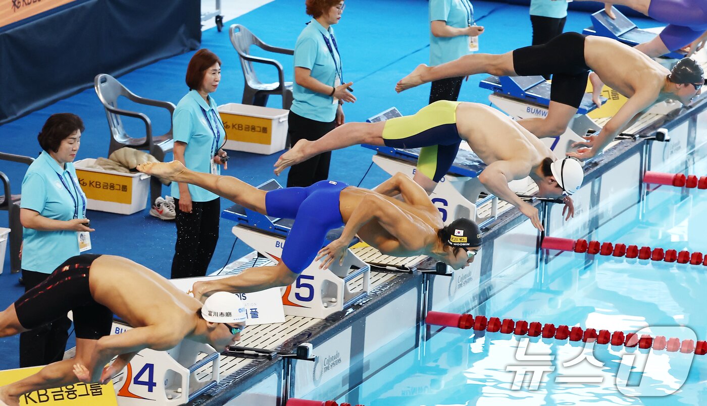 본문 이미지 - 28일 오후 경북 김천실내수영장에서 열린 2026 KB금융 코리아 스위밍 챔피언십 경영 국가대표 선발대회 남자 자유형 400ｍ 결승에서 김우민 등 선수들이 출발하고 있다. 2026.3.28 ⓒ 뉴스1 김민지 기자