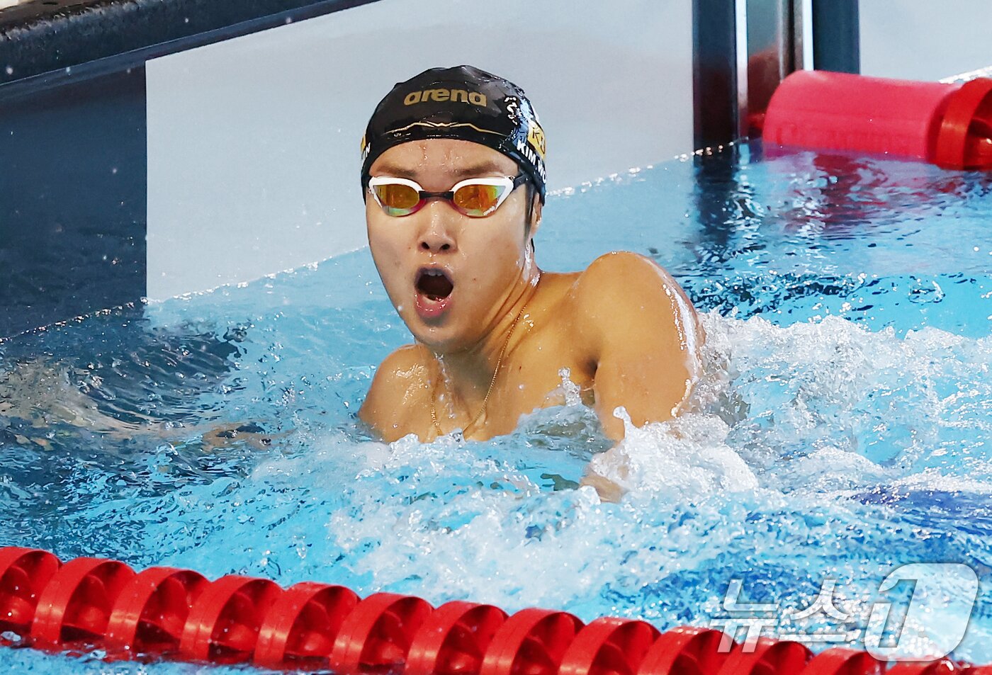 본문 이미지 - 강원도청 김우민이 28일 오후 경북 김천실내수영장에서 열린 2026 KB금융 코리아 스위밍 챔피언십 경영 국가대표 선발대회 남자 자유형 400ｍ 결승에서 1위로 들어온 후 기뻐하고 있다. 2026.3.28 ⓒ 뉴스1 김민지 기자