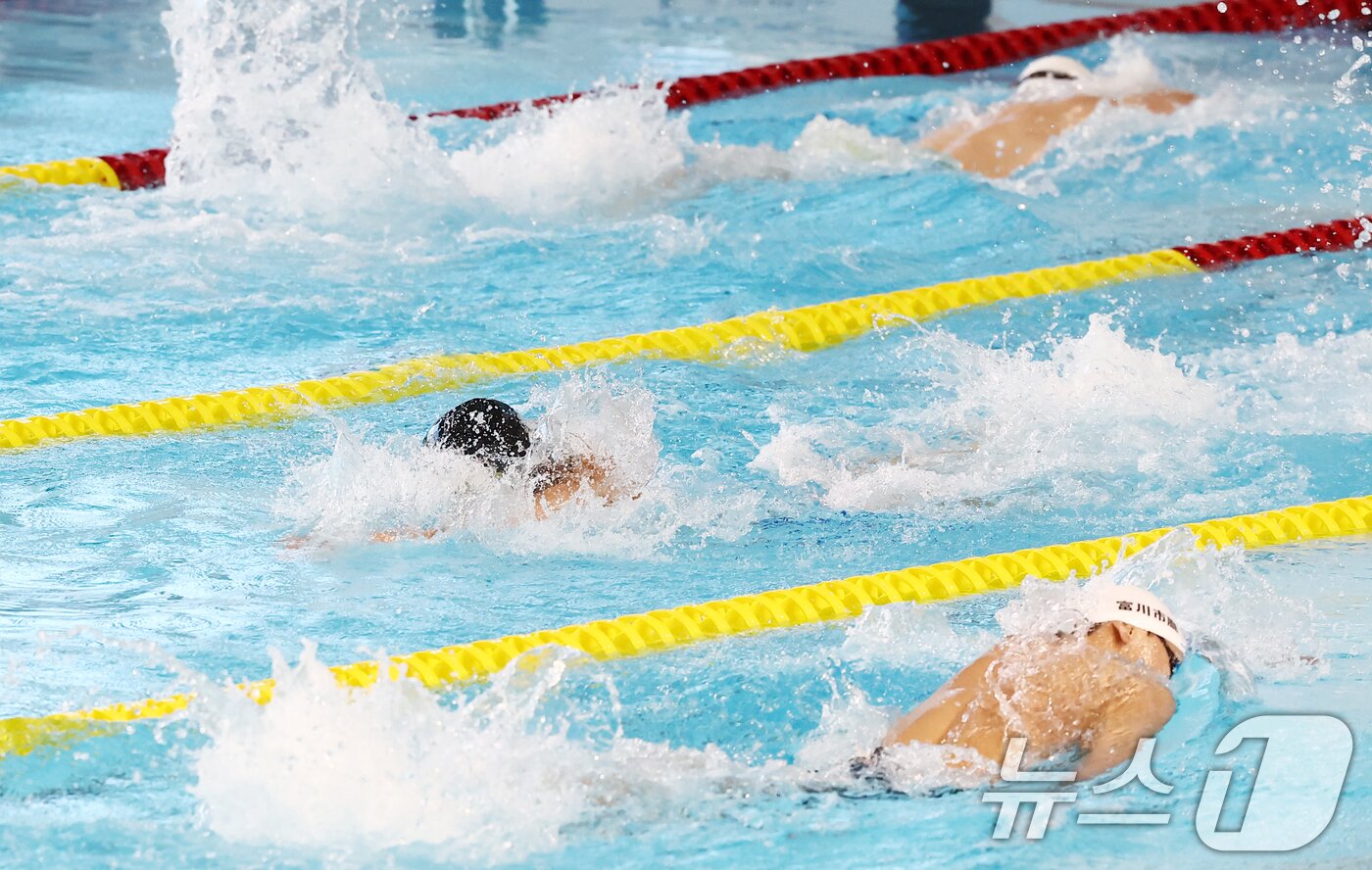 본문 이미지 - 강원도청 김우민이 28일 오후 경북 김천실내수영장에서 열린 2026 KB금융 코리아 스위밍 챔피언십 경영 국가대표 선발대회 남자 자유형 400ｍ 결승에서 역영하고 있다. 2026.3.28 ⓒ 뉴스1 김민지 기자