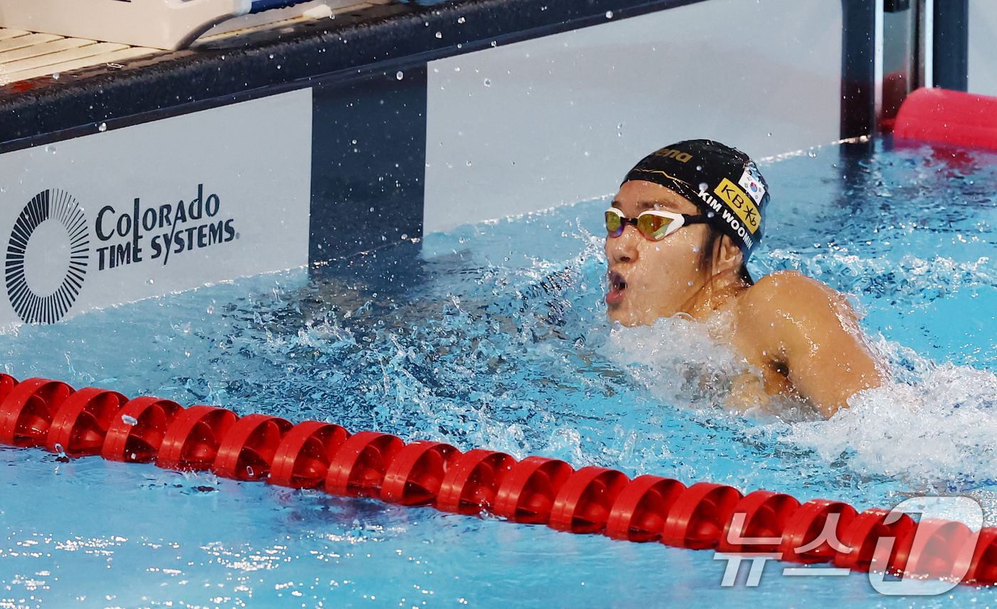 (김천=뉴스1) 김민지 기자 = 강원도청 김우민이 28일 오후 경북 김천실내수영장에서 열린 2026 KB금융 코리아 스위밍 챔피언십 경영 국가대표 선발대회 남자 자유형 400ｍ 결 …