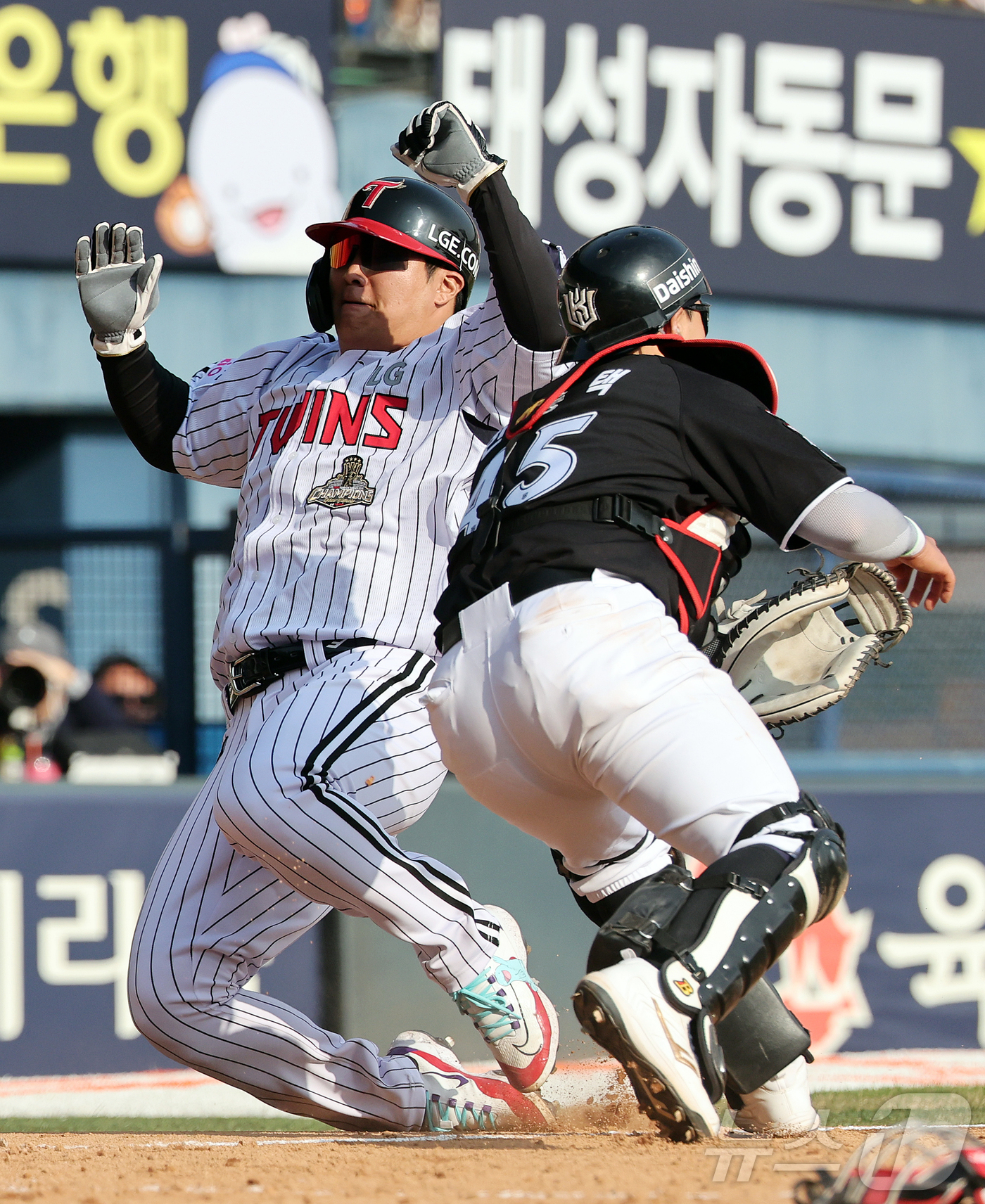 (서울=뉴스1) 김진환 기자 = 28일 서울 송파구 잠실야구장에서 열린 '2026 신한 SOL KBO리그' 공식 개막전 KT 위즈와 LG 트윈스의 경기, LG 문보경이 7회말 2사 …