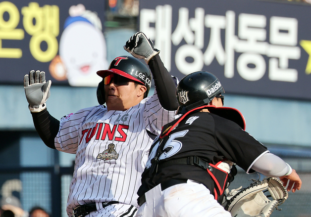 득점 성공하는 문보경