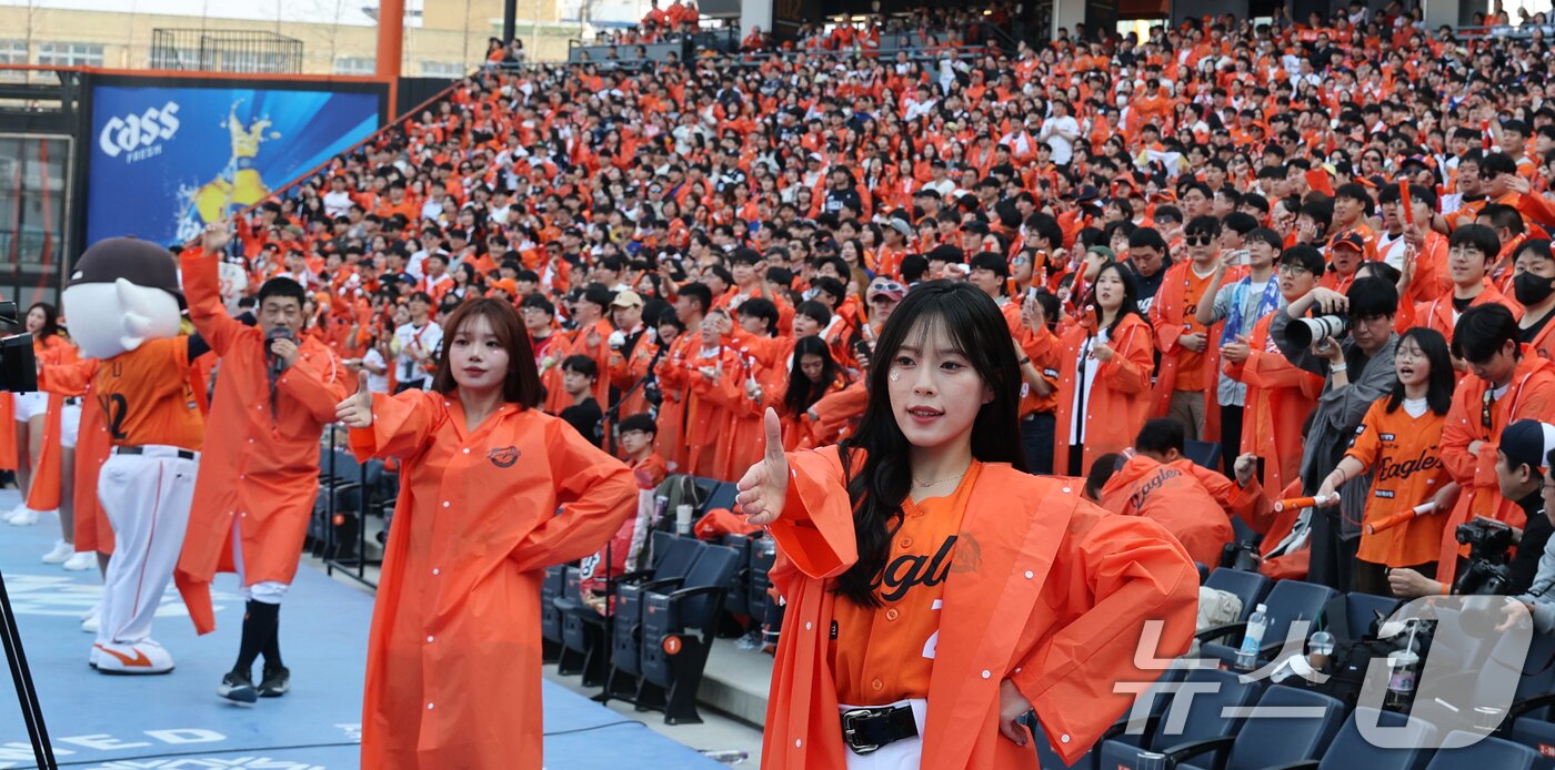 본문 이미지 - 28일 대전 한화생명볼파크에서 열린 2026 신한 SOL뱅크 KBO 리그 키움 히어로즈와 한화 이글스 정규시즌 개막전에서 한화팬들이 응원을 펼치고 있다. 2026.3.28 ⓒ 뉴스1 김기태 기자