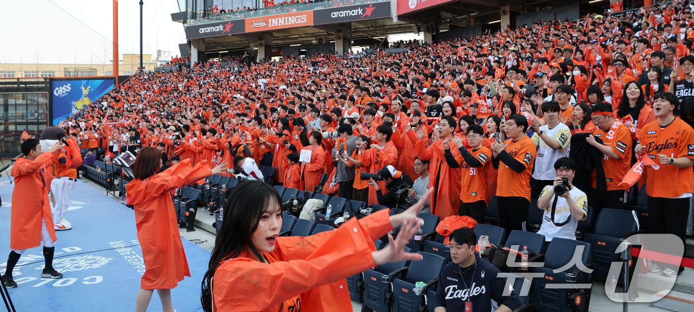 (대전=뉴스1) 김기태 기자 = 28일 대전 한화생명볼파크에서 열린 2026 신한 SOL뱅크 KBO 리그 키움 히어로즈와 한화 이글스 정규시즌 개막전에서 한화팬들이 응원을 펼치고 …