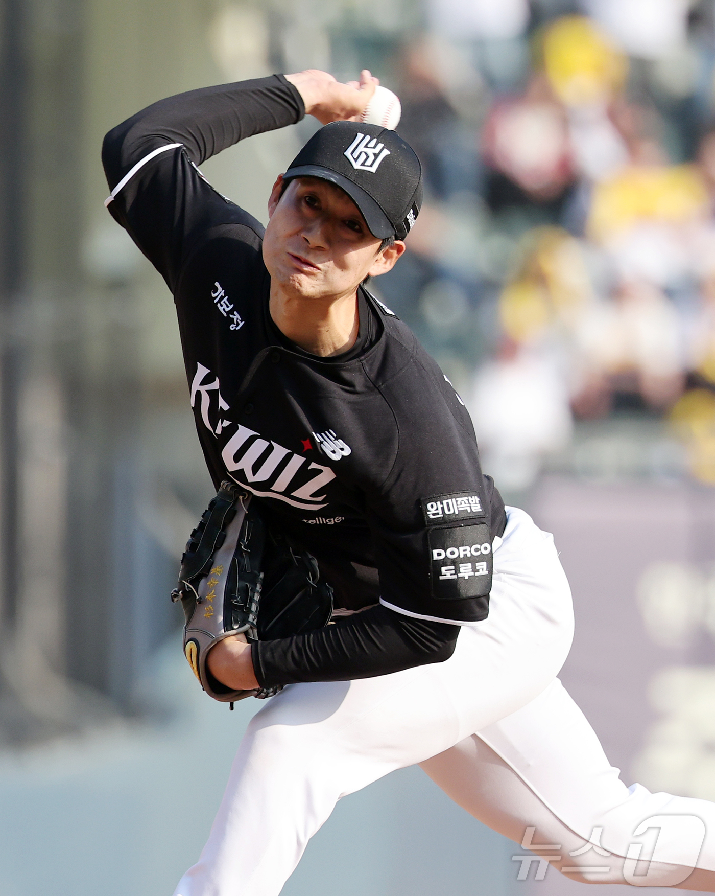 (서울=뉴스1) 김진환 기자 = 28일 서울 송파구 잠실야구장에서 열린 '2026 신한 SOL KBO리그' 공식 개막전 KT 위즈와 LG 트윈스의 경기, KT 스기모토가 7회말 2 …