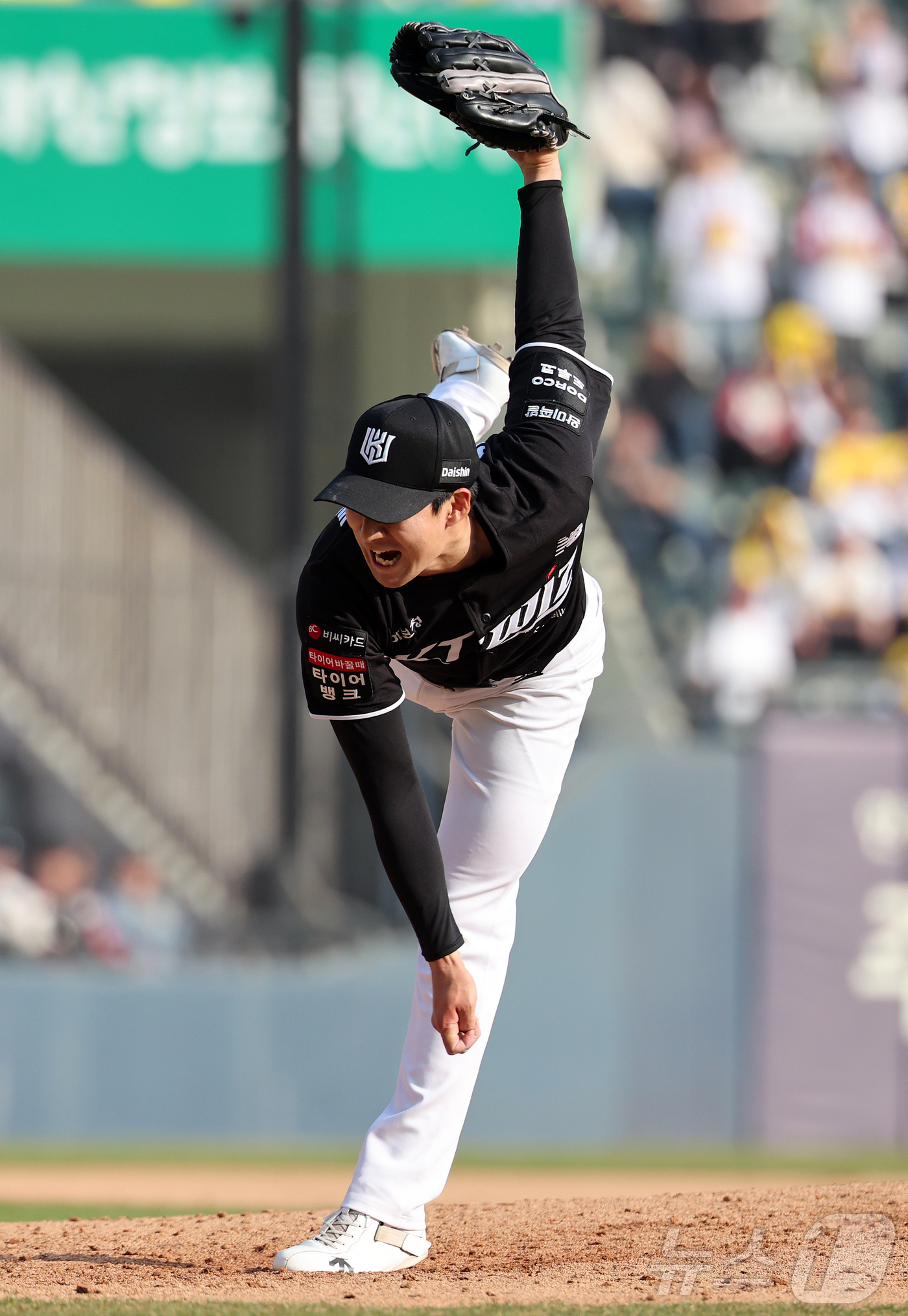 (서울=뉴스1) 김진환 기자 = 28일 서울 송파구 잠실야구장에서 열린 '2026 신한 SOL KBO리그' 공식 개막전 KT 위즈와 LG 트윈스의 경기, KT 스기모토가 7회말 2 …