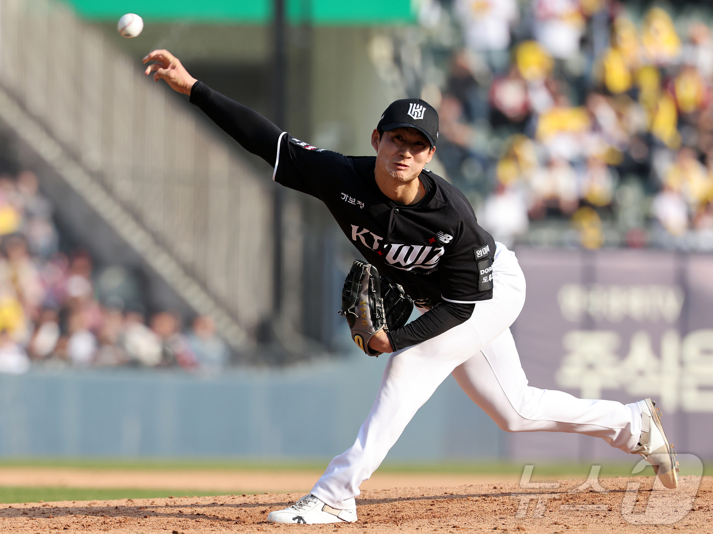 (서울=뉴스1) 김진환 기자 = 28일 서울 송파구 잠실야구장에서 열린 '2026 신한 SOL KBO리그' 공식 개막전 KT 위즈와 LG 트윈스의 경기, KT 스기모토가 7회말 2 …