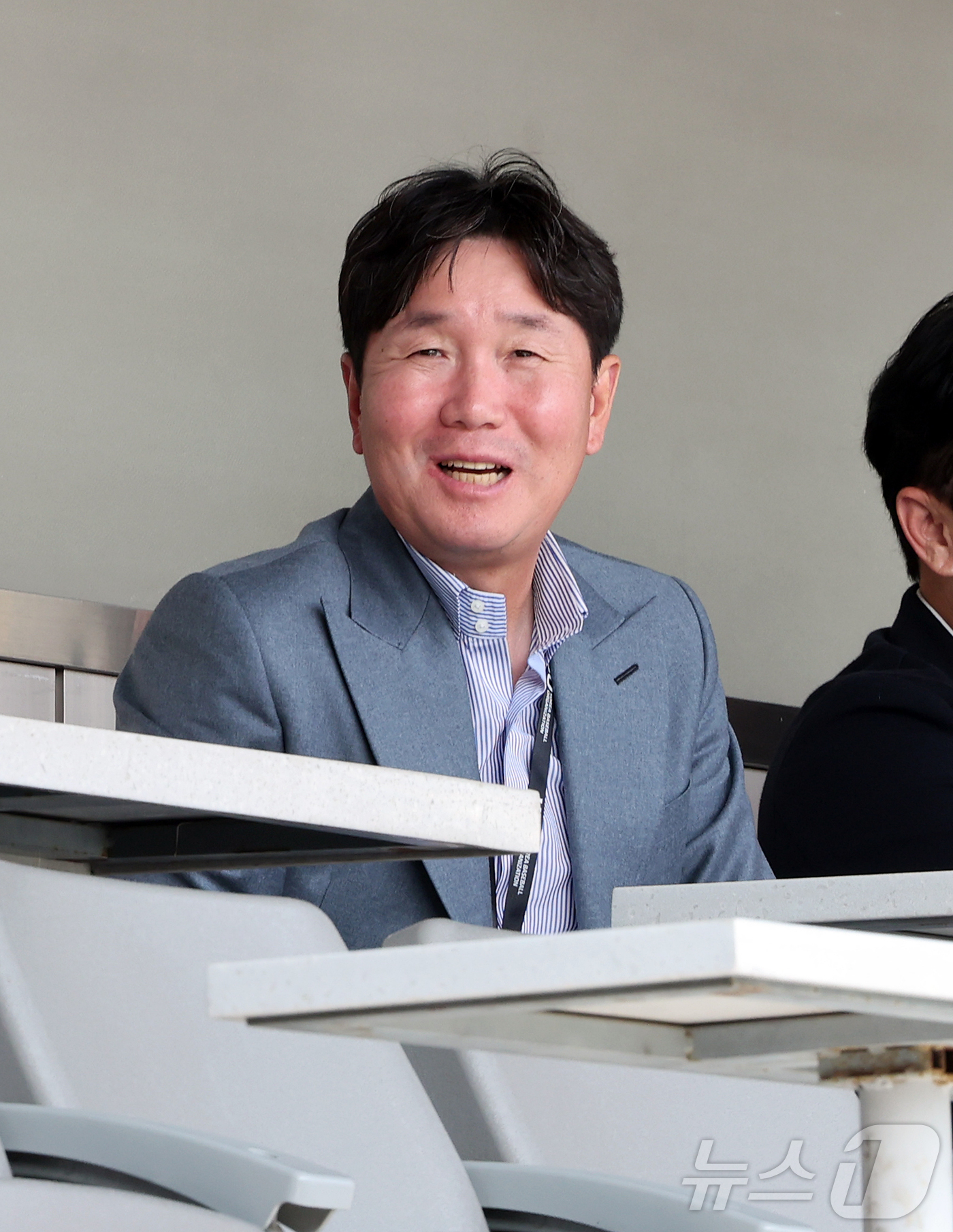 (서울=뉴스1) 김진환 기자 = 류지현 대한민국 야구 국가대표팀 감독이 28일 서울 송파구 잠실야구장에서 열린 '2026 신한 SOL KBO리그' 공식 개막전 KT 위즈와 LG 트 …