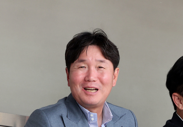 공식 개막전 찾은 류지현 감독