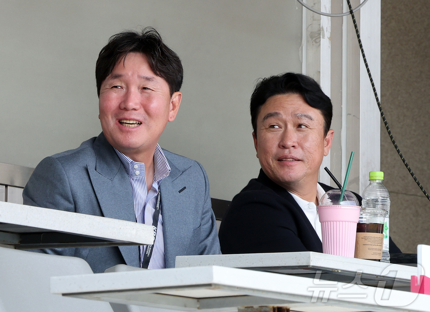 (서울=뉴스1) 김진환 기자 = 류지현 대한민국 야구 국가대표팀 감독과 이동욱 코치(오른쪽)가 28일 서울 송파구 잠실야구장에서 열린 '2026 신한 SOL KBO리그' 공식 개막 …