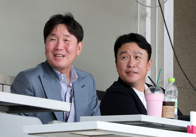 공식 개막전 찾은 류지현 감독과 이동욱 코치