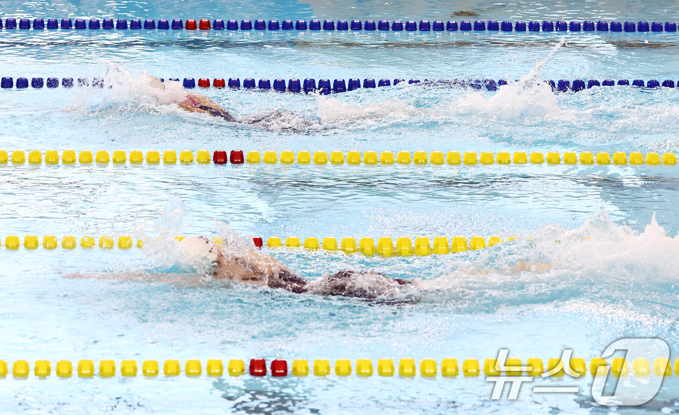 (김천=뉴스1) 김민지 기자 = 전라북도체육회 소속 한다경(아래)이 28일 오후 경북 김천실내수영장에서 열린 2026 KB금융 코리아 스위밍 챔피언십 경영 국가대표 선발대회 여자 …