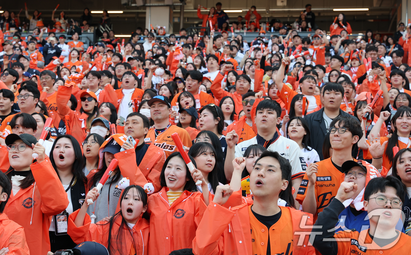 (대전=뉴스1) 김기태 기자 = 28일 대전 한화생명볼파크에서 열린 2026 신한 SOL뱅크 KBO 리그 키움 히어로즈와 한화 이글스 정규시즌 개막전에서 한화팬들이 응원을 펼치고 …