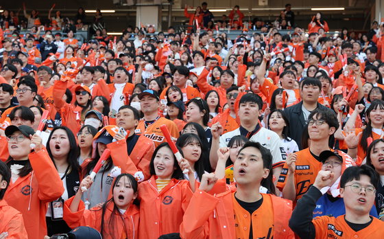 개막부터 뜨거운 응원 열기