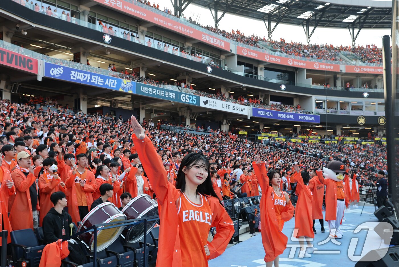본문 이미지 - 28일 대전 한화생명볼파크에서 열린 2026 신한 SOL뱅크 KBO 리그 키움 히어로즈와 한화 이글스 정규시즌 개막전에서 한화팬들이 응원을 펼치고 있다. 2026.3.28 ⓒ 뉴스1 김기태 기자