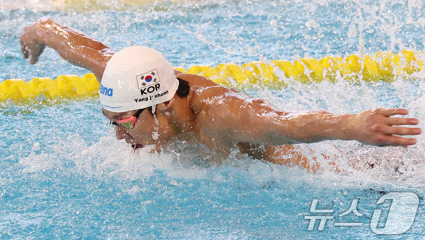 본문 이미지 - 강원도청 양재훈이 28일 오후 경북 김천실내수영장에서 열린 2026 KB금융 코리아 스위밍 챔피언십 경영 국가대표 선발대회 남자 접영 100ｍ 결승에서 물살을 가르고 있다. 2026.3.28 ⓒ 뉴스1 김민지 기자