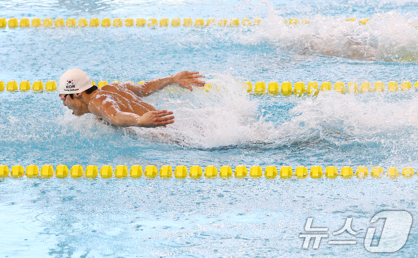 (김천=뉴스1) 김민지 기자 = 강원도청 양재훈이 28일 오후 경북 김천실내수영장에서 열린 2026 KB금융 코리아 스위밍 챔피언십 경영 국가대표 선발대회 남자 접영 100ｍ 결승 …