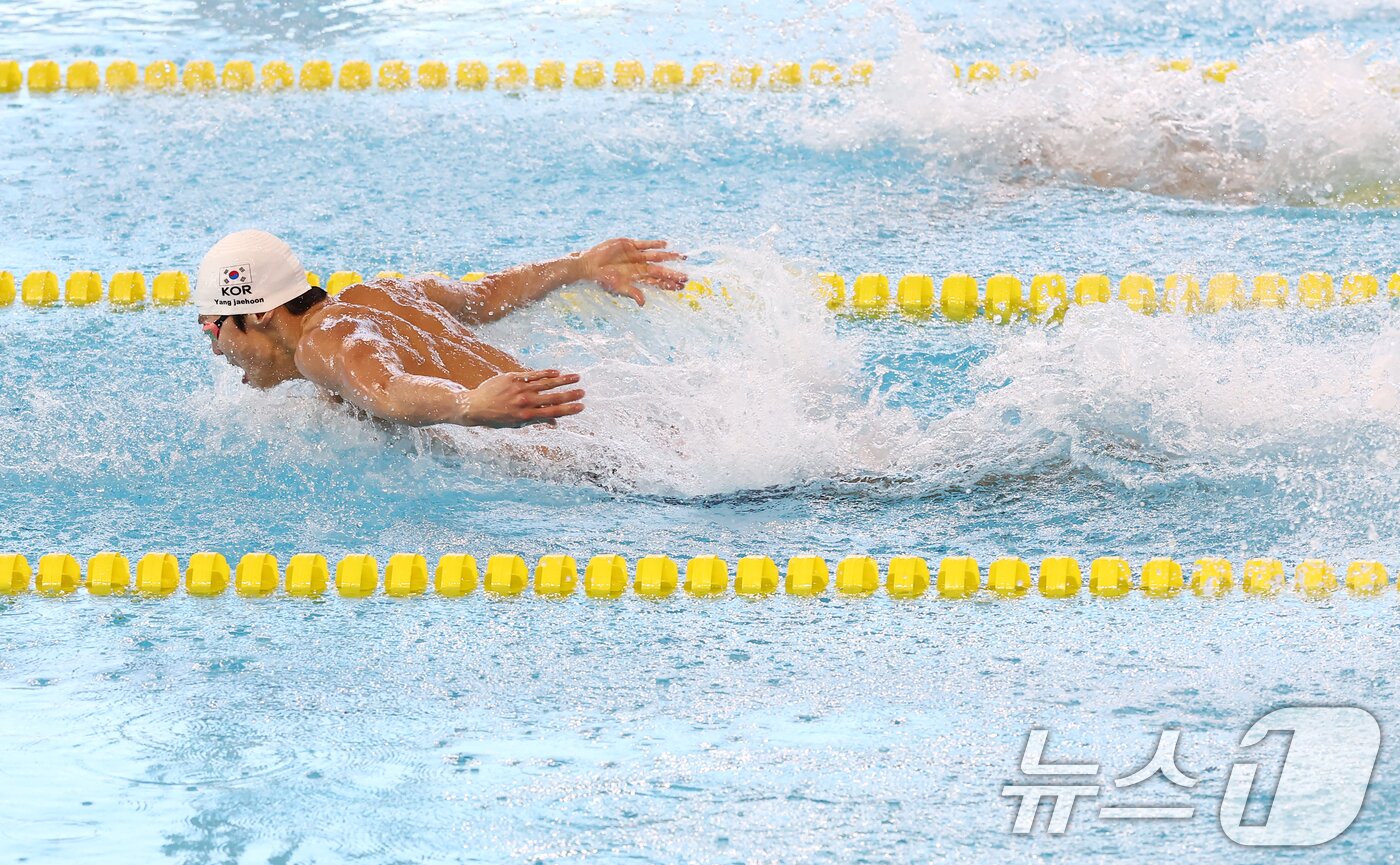 본문 이미지 - 강원도청 양재훈이 28일 오후 경북 김천실내수영장에서 열린 2026 KB금융 코리아 스위밍 챔피언십 경영 국가대표 선발대회 남자 접영 100ｍ 결승에서 물살을 가르고 있다. 2026.3.28 ⓒ 뉴스1 김민지 기자
