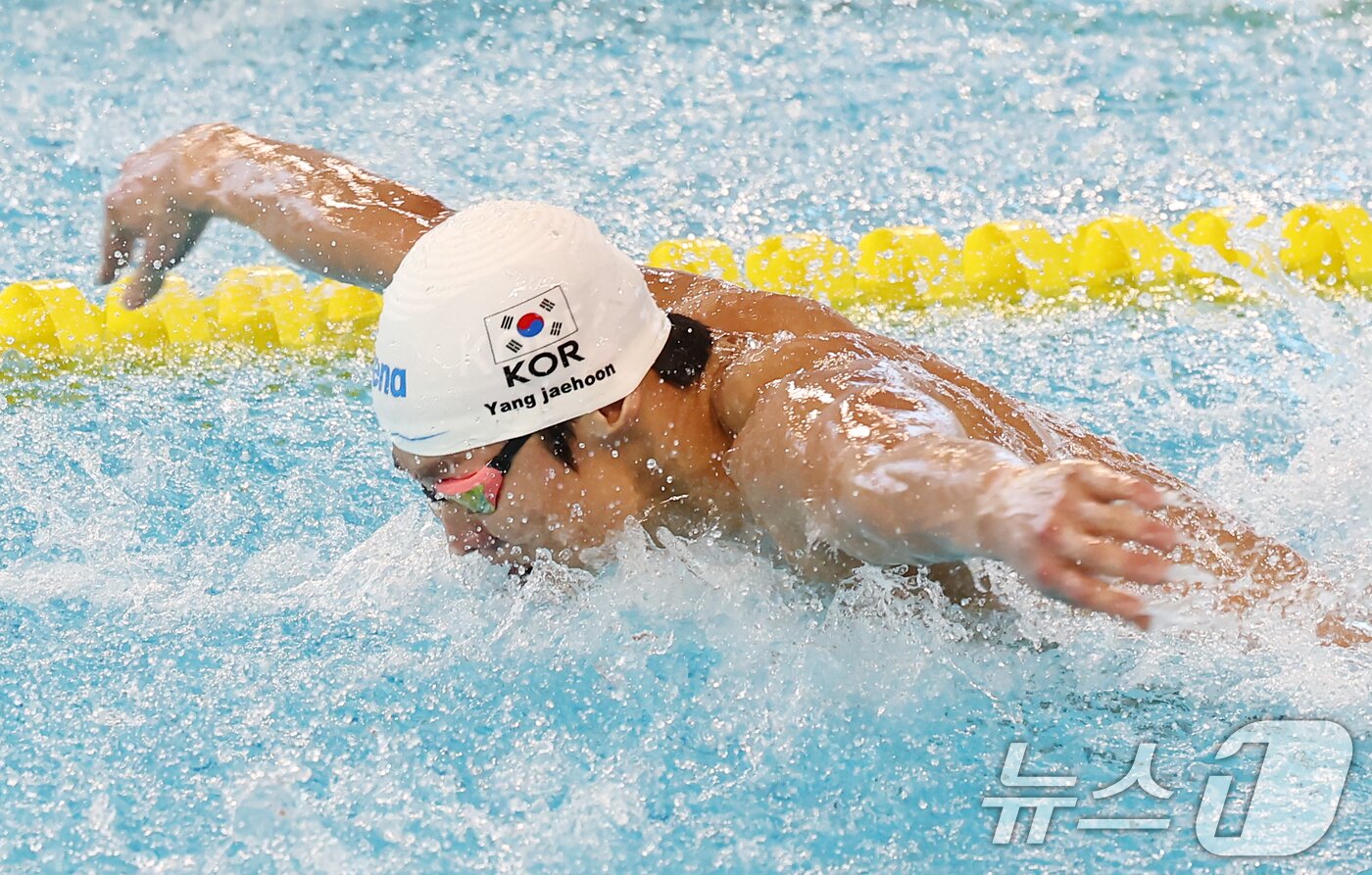 본문 이미지 - 강원도청 양재훈이 28일 오후 경북 김천실내수영장에서 열린 2026 KB금융 코리아 스위밍 챔피언십 경영 국가대표 선발대회 남자 접영 100ｍ 결승에서 물살을 가르고 있다. 2026.3.28 ⓒ 뉴스1 김민지 기자