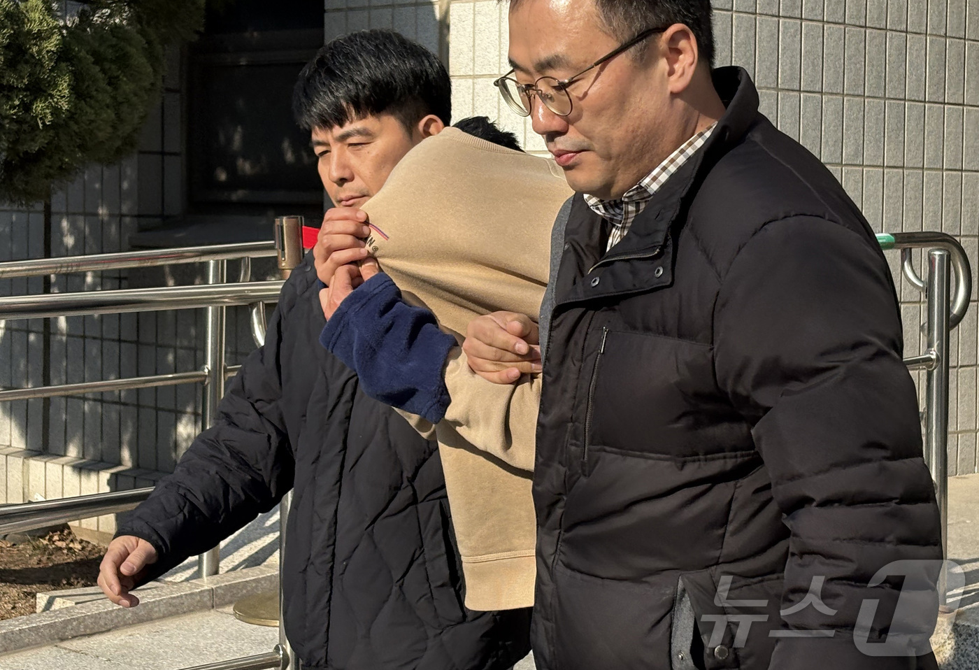 (서울=뉴스1) 소봄이 기자 = 배달의민족 고객 정보를 빼돌려 이른바 '보복 테러'를 벌인 일당 가운데 공범이자 총책인 30대 남성 정 모씨가 28일 서울 양천구 남부지방법원에서 …