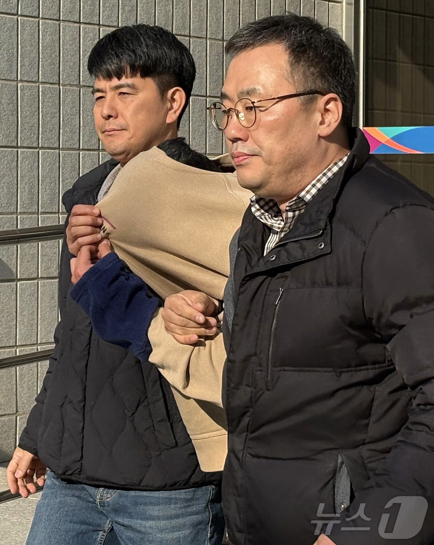 (서울=뉴스1) 소봄이 기자 = 배달의민족 고객 정보를 빼돌려 이른바 '보복 테러'를 벌인 일당 가운데 공범이자 총책인 30대 남성 정 모씨가 28일 서울 양천구 남부지방법원에서 …