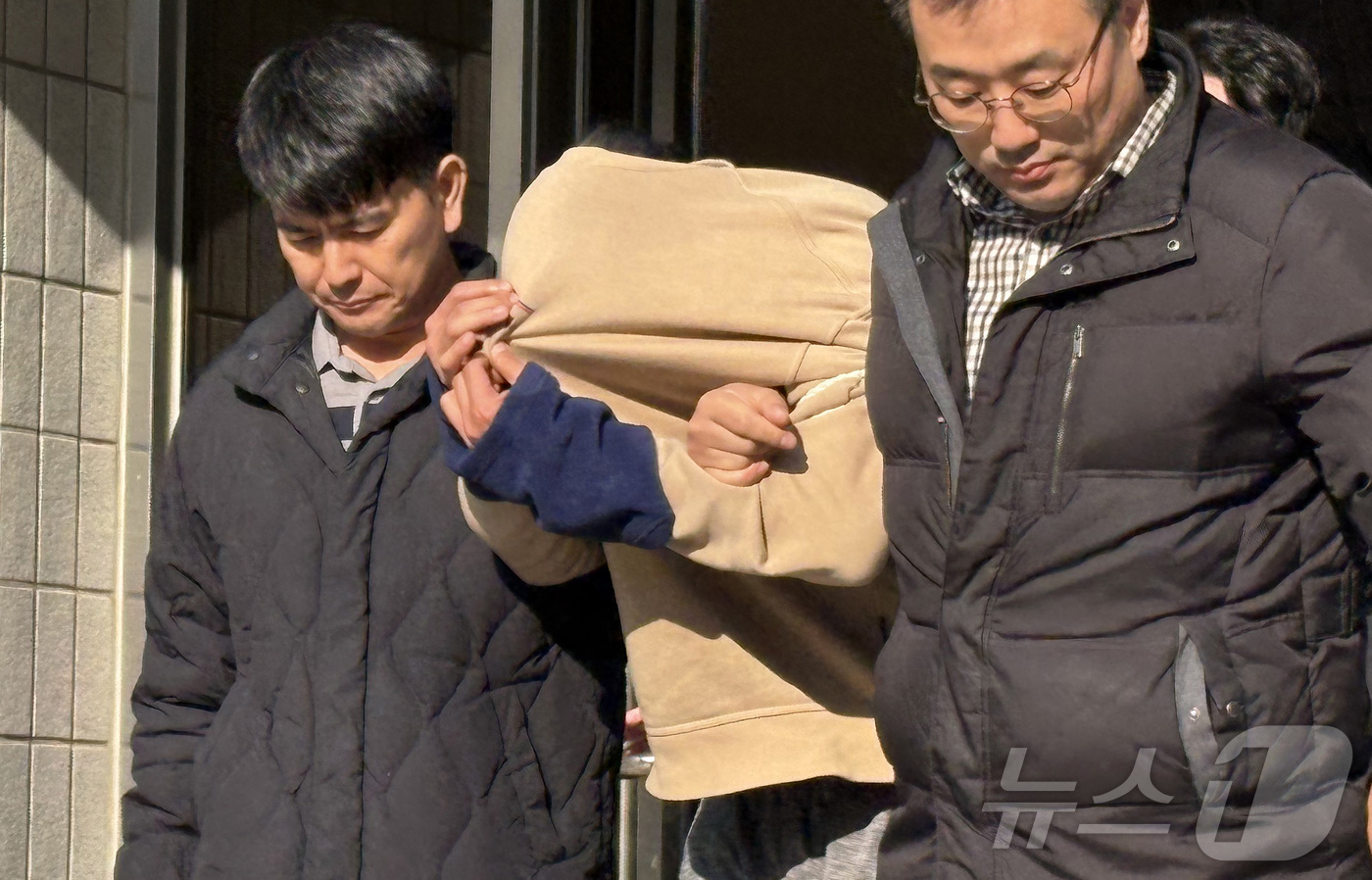 (서울=뉴스1) 소봄이 기자 = 배달의민족 고객 정보를 빼돌려 이른바 '보복 테러'를 벌인 일당 가운데 공범이자 총책인 30대 남성 정 모씨가 28일 서울 양천구 남부지방법원에서 …