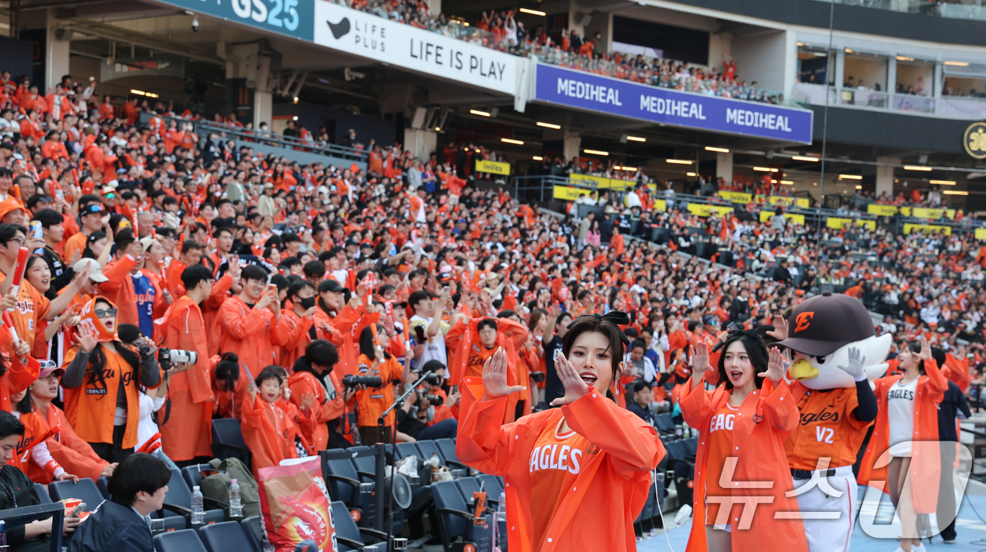 (대전=뉴스1) 김기태 기자 = 28일 대전 한화생명볼파크에서 열린 2026 신한 SOL뱅크 KBO 리그 키움 히어로즈와 한화 이글스 정규시즌 개막전에서 한화팬들이 응원을 펼치고 …
