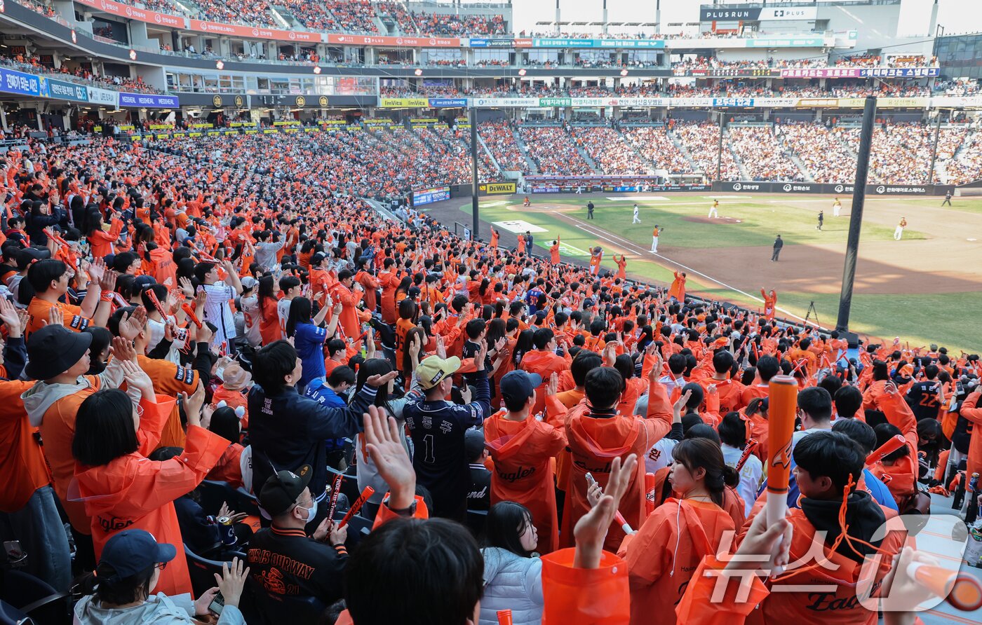본문 이미지 - 28일 대전 한화생명볼파크에서 열린 2026 신한 SOL뱅크 KBO 리그 키움 히어로즈와 한화 이글스 정규시즌 개막전에서 한화팬들이 응원을 펼치고 있다. 2026.3.28 ⓒ 뉴스1 김기태 기자