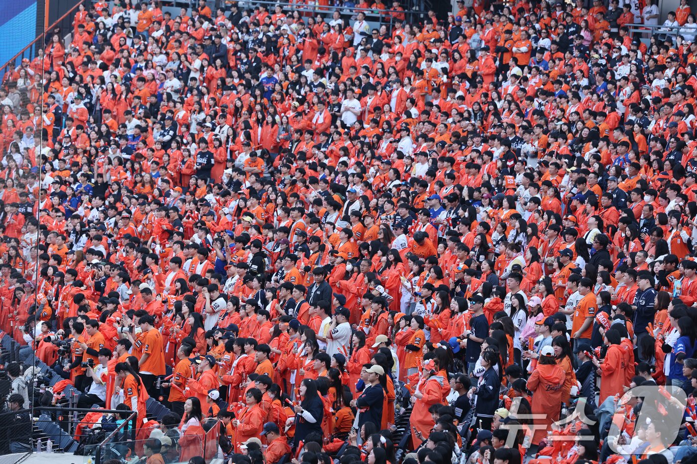 본문 이미지 - 28일 대전 한화생명볼파크에서 열린 2026 신한 SOL뱅크 KBO 리그 키움 히어로즈와 한화 이글스 정규시즌 개막전에서 한화팬들이 응원을 펼치고 있다. 2026.3.28 ⓒ 뉴스1 김기태 기자