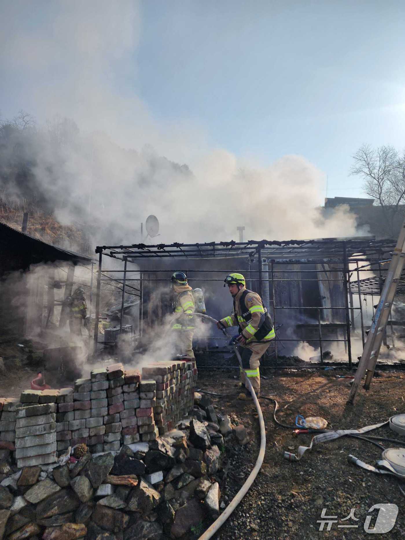 본문 이미지 - 춘천 북산면 컨테이너·주택 화재.(강원도소방본부 제공, 재판매 및 DB 금지) 2026.3.28/뉴스1