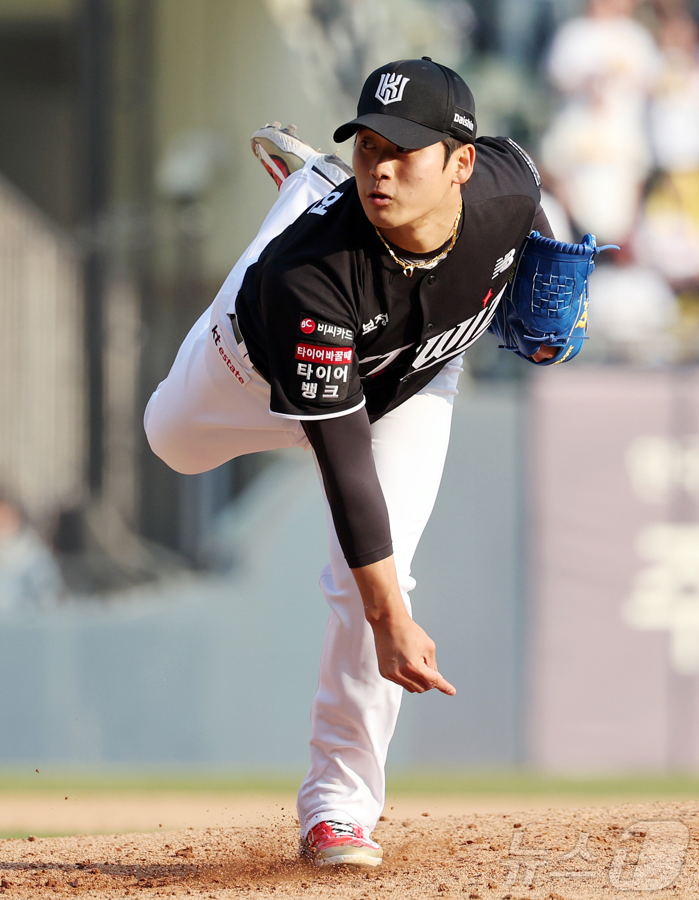 (서울=뉴스1) 김진환 기자 = 28일 서울 송파구 잠실야구장에서 열린 '2026 신한 SOL KBO리그' 공식 개막전 KT 위즈와 LG 트윈스의 경기, KT 마무리 박영현이 8회 …