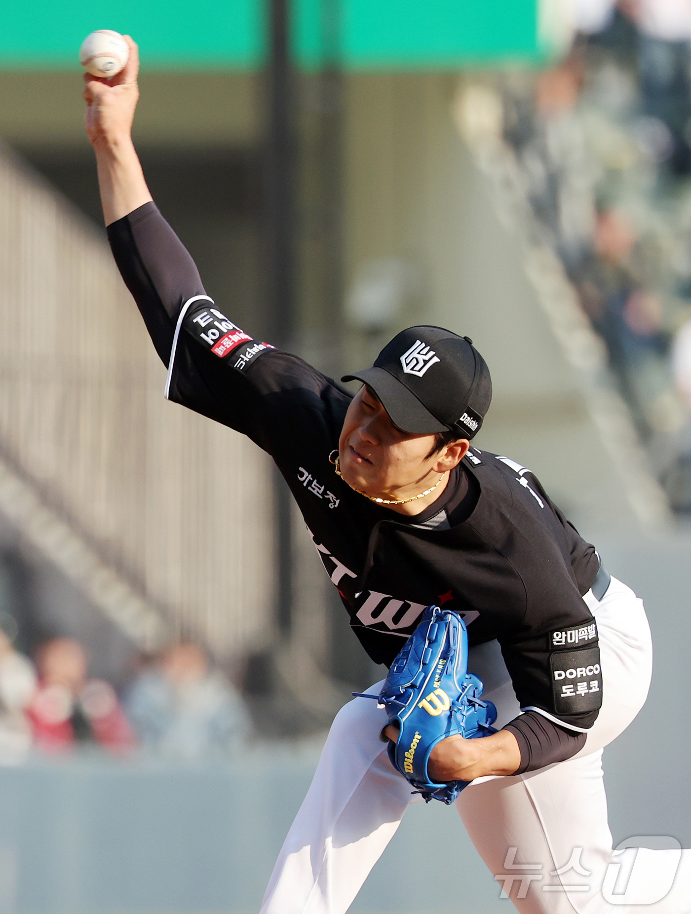 (서울=뉴스1) 김진환 기자 = 28일 서울 송파구 잠실야구장에서 열린 '2026 신한 SOL KBO리그' 공식 개막전 KT 위즈와 LG 트윈스의 경기, KT 마무리 박영현이 8회 …