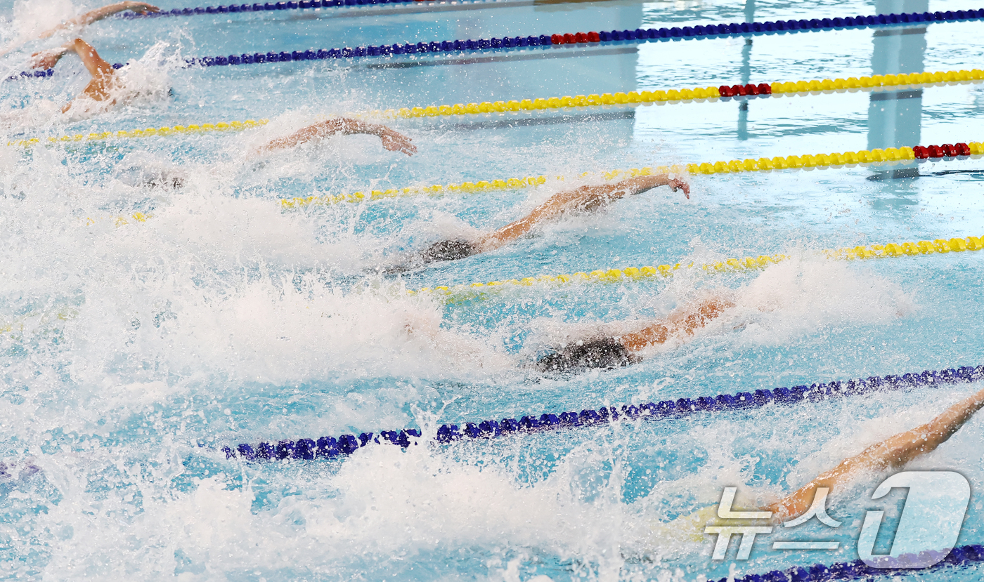 (김천=뉴스1) 김민지 기자 = 28일 오후 경북 김천실내수영장에서 열린 2026 KB금융 코리아 스위밍 챔피언십 경영 국가대표 선발대회 남자 자유형 50ｍ 결승에서 김영범, 지유 …