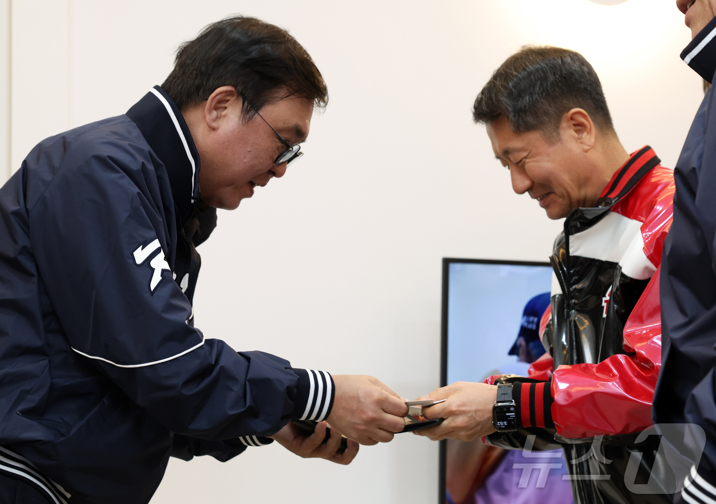 (서울=뉴스1) 김진환 기자 = 최휘영 문화체육관광부 장관이 28일 서울 송파구 잠실야구장에서 열린 '2026 신한 SOL KBO리그 공식 개막전'에 참석해 김인석 LG트윈스 대표 …