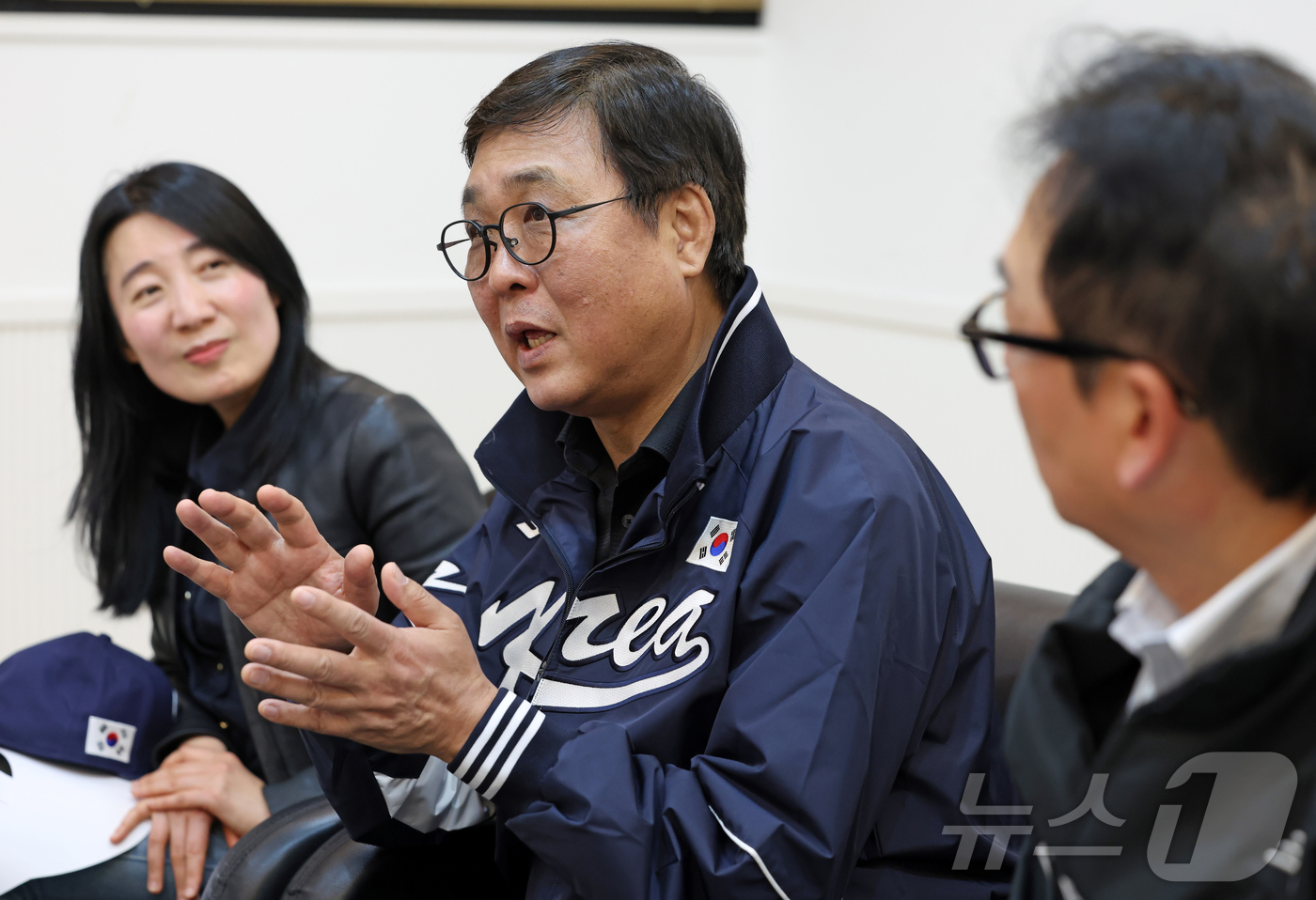 (서울=뉴스1) 김진환 기자 = 최휘영 문화체육관광부 장관이 28일 서울 송파구 잠실야구장에서 열린 '2026 신한 SOL KBO리그 공식 개막전'에 참석해 허구연 한국야구위원회( …