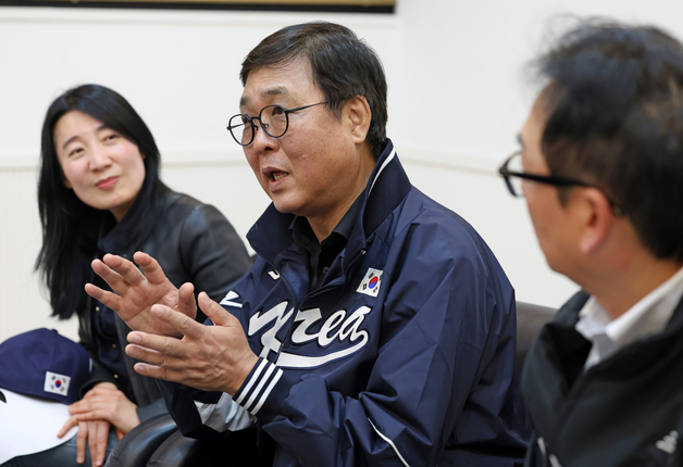 최휘영 문화체육관광부 장관,  KBO 개막전 현장점검