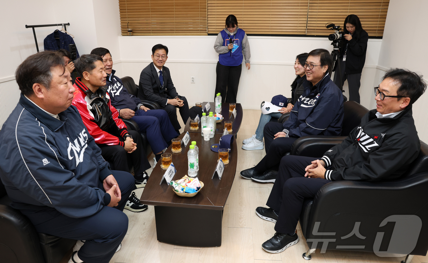 (서울=뉴스1) 김진환 기자 = 최휘영 문화체육관광부 장관이 28일 서울 송파구 잠실야구장에서 열린 '2026 신한 SOL KBO리그 공식 개막전'에 참석해 허구연 한국야구위원회( …