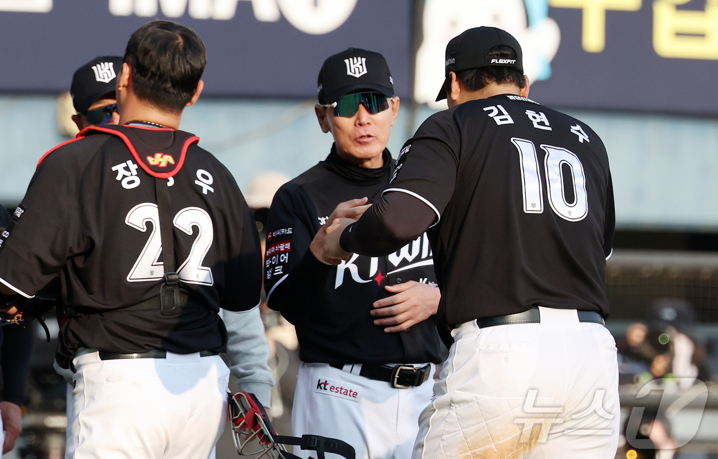 (서울=뉴스1) 김진환 기자 = 28일 서울 송파구 잠실야구장에서 열린 '2026 신한 SOL KBO리그' 공식 개막전 KT 위즈와 LG 트윈스의 경기, 11대7로 승리한 KT 이 …