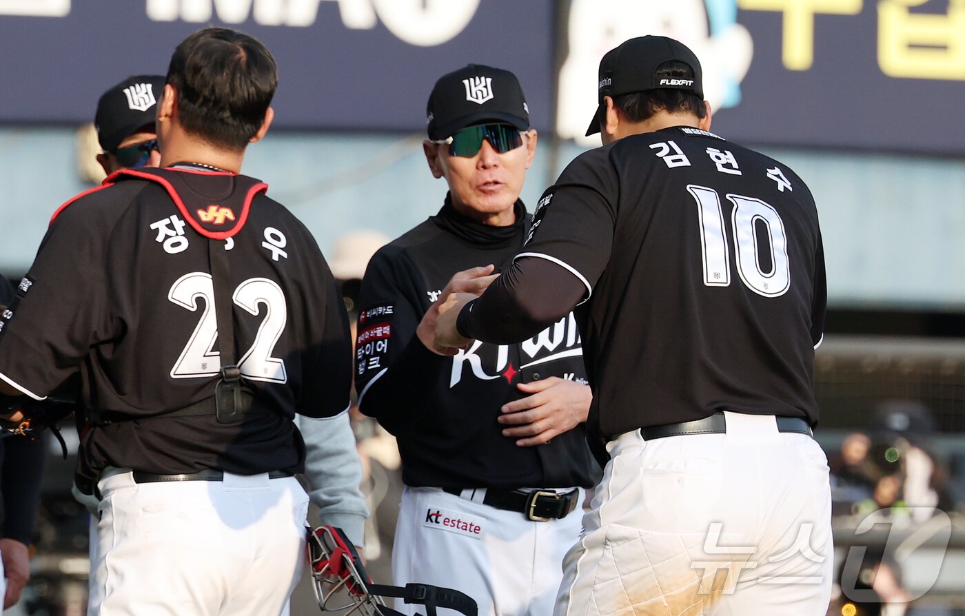 본문 이미지 - 28일 서울 송파구 잠실야구장에서 열린 '2026 신한 SOL KBO리그' 공식 개막전 KT 위즈와 LG 트윈스의 경기, 11대7로 승리한 KT 이강철 감독이 김현수와 기쁨을 나누고 있다. 2026.3.28 ⓒ 뉴스1 김진환 기자