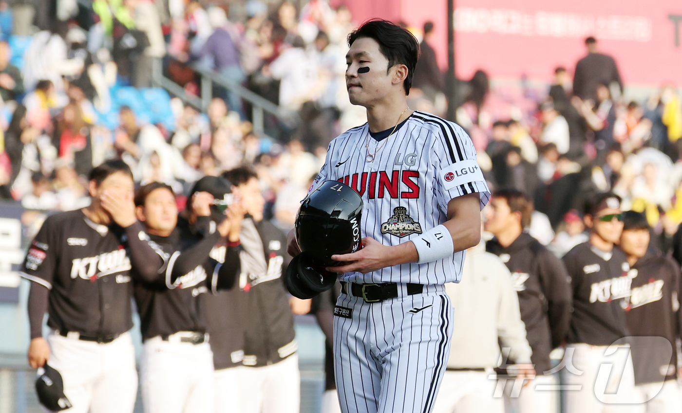 (서울=뉴스1) 김진환 기자 = 28일 서울 송파구 잠실야구장에서 열린 '2026 신한 SOL KBO리그' 공식 개막전 KT 위즈와 LG 트윈스의 경기, 7대11로 패배한 LG 주 …