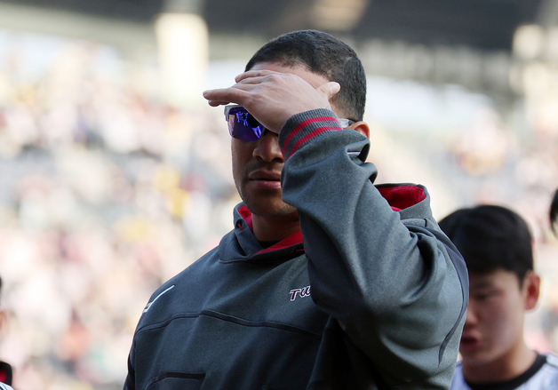 LG 외국인 투수 치리노스, 팔꿈치 부상 이탈…"다각도로 대안 준비"