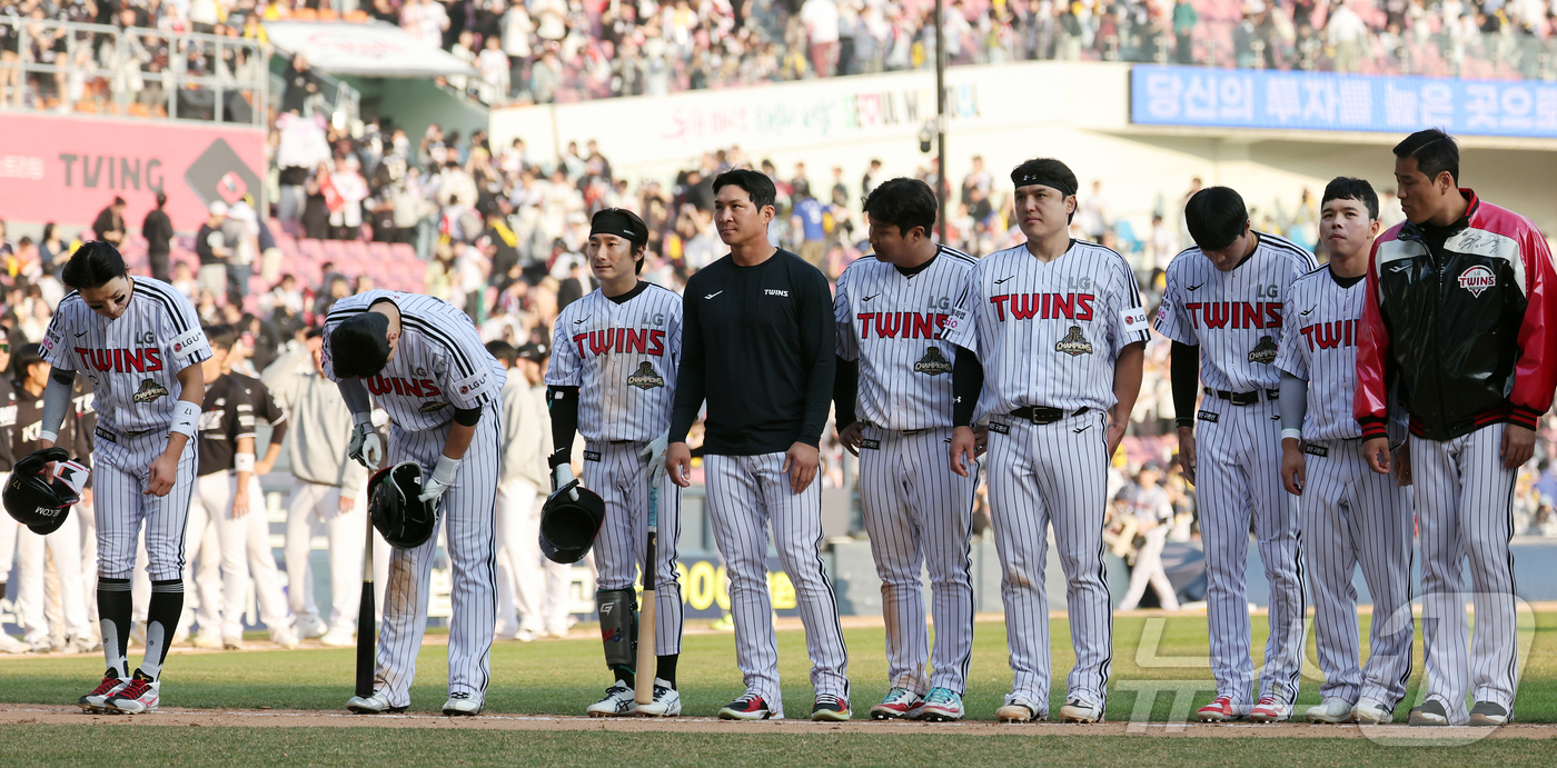 (서울=뉴스1) 김진환 기자 = 28일 서울 송파구 잠실야구장에서 열린 '2026 신한 SOL KBO리그' 공식 개막전 KT 위즈와 LG 트윈스의 경기, 7대11로 패배한 LG 선 …